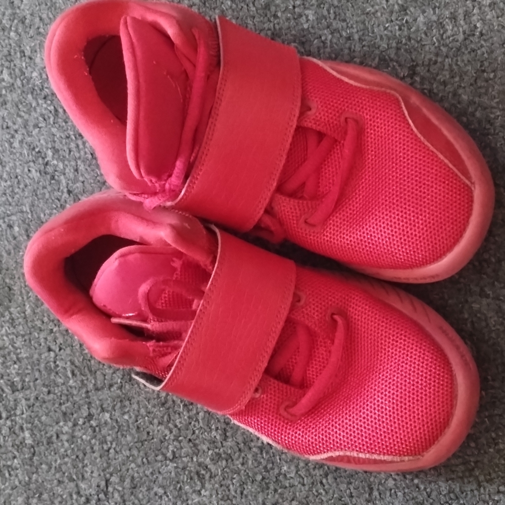 Boys size 2.5y red Jordans